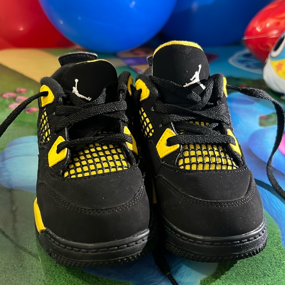AIR JORDAN (BARELY WORN)